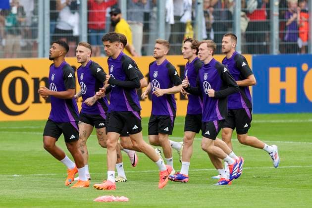 The German players warm up at the beginning of the training session, public training day 1, training camp of the German national team, Ernst Abbe Sportfeld, 27 05 2024, Jena, Germany
