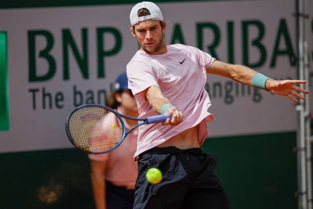 27 05 2024 Tennis, French Open 2024 Roland Garros, FRA, Men™s Singles Court 8 Max Purcell AUS Henri Squire GER Picture from left Henri Squire GER plays a forehand Copyright: HMBxMedia AntonioxBorga