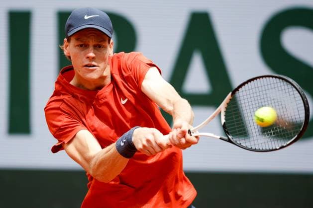 27 05 2024 Tennis, French Open 2024 Roland Garros, FRA, Men™s Singles Court Suzanne Lenglen FIRST ROUND Christopher Eubanks USA Jannik Sinner ITA Picture from left Jannik Sinner ITA plays a backhand Copyright: HMBxMedia AntonioxBorga