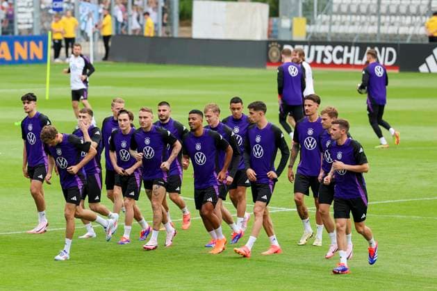The German players warm up at the beginning of the training session, public training day 1, training camp of the German national team, Ernst Abbe Sportfeld, 27 05 2024, Jena, Germany