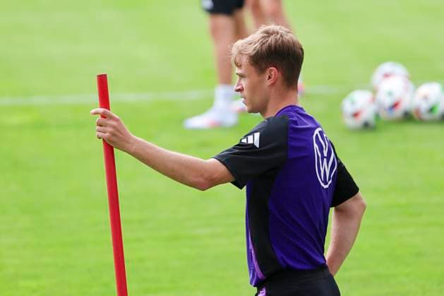 Joshua Kimmich watches, public training day 1, training camp of the German national team, Ernst Abbe Sportfeld, 27 05 2024, Jena, Germany