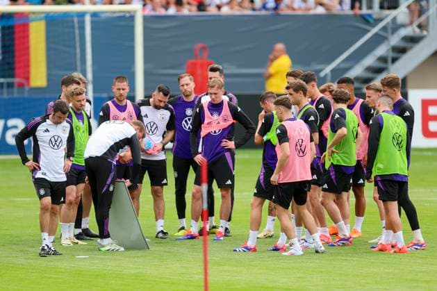 National coach Julian Nagelsmann gives instructions on the tactics board, public training day 1, training camp of the German national team, Ernst Abbe Sportfeld, 27 05 2024, Jena, Germany