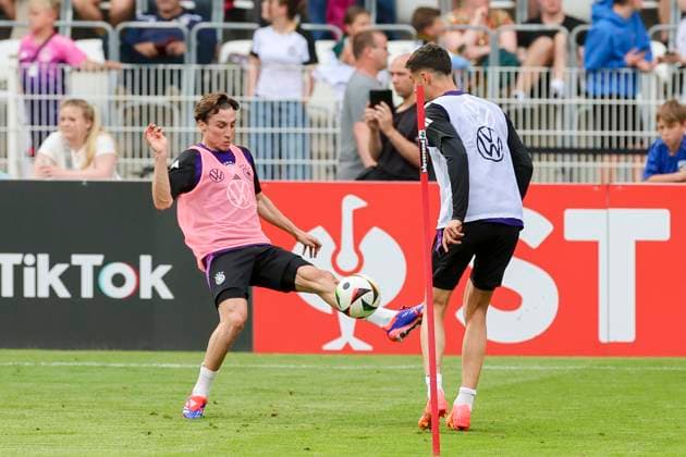 Rocco Reitz and Kai Havertz fight for the ball, public training day 1, training camp of the German national team, Ernst Abbe Sportfeld, 27 05 2024, Jena, Germany