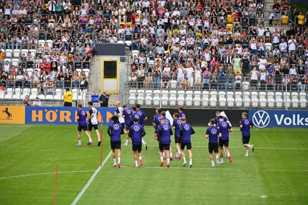 Teamfoto,Team,Mannschaft,Mannschaftsfoto Oeffentliches Training in Jena , Erst Abbe Sportfeld Deutsche Fussball Nationalmannschaft,Fußball Trainingslager in Blankenhain Thueringen am 27 05 2024,