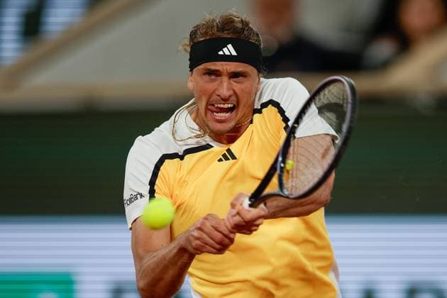 27 05 2024 Tennis, French Open 2024 Roland Garros, FRA, Men™s Singles Court Philippe Chatrier FIRST ROUND Alexander Zverev Germany Rafael Nadal Spain Picture from left Alexander Zverev Germany plays a backhand Copyright: HMBxMedia AntonioxBorga