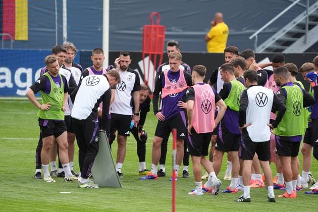 National coach Julian Nagelsmann Germany Germany explains the tactics Jena 27 05 2024 Public training camp for the German national team in preparation for the European Championship, Ernst Abbe Sportfeld
