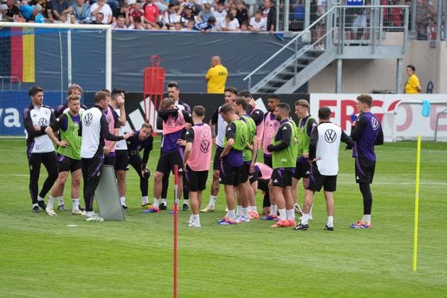 National coach Julian Nagelsmann Germany Germany explains the tactics Jena 27 05 2024 Public training camp for the German national team in preparation for the European Championship, Ernst Abbe Sportfeld