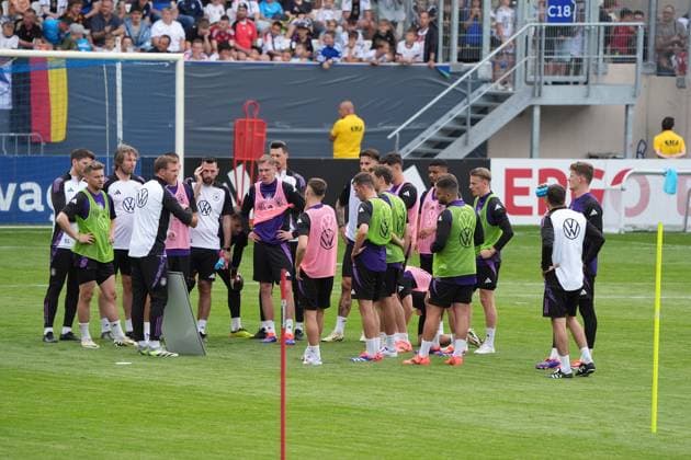 National coach Julian Nagelsmann Germany Germany explains the tactics Jena 27 05 2024 Public training camp for the German national team in preparation for the European Championship, Ernst Abbe Sportfeld