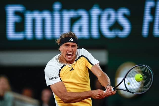 27 05 2024 Tennis, French Open 2024 Roland Garros, FRA, Men™s Singles Court Philippe Chatrier FIRST ROUND Alexander Zverev Germany Rafael Nadal Spain Picture from left Alexander Zverev Germany plays a backhand Copyright: HMBxMedia AntonioxBorga