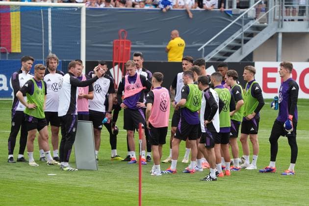 National coach Julian Nagelsmann Germany Germany explains the tactics Jena 27 05 2024 Public training camp for the German national team in preparation for the European Championship, Ernst Abbe Sportfeld