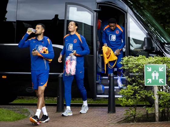 ZEIST - Cody Gakpo, Virgil van Dijk and Steven Bergwijn during a media moment prior to a training session at the KNVB Campus on May 27, 2024 in Zeist, the Netherlands. The Dutch national team, Nationalteam is preparing for the European Football Championship in Germany. ANP KOEN VAN WEEL UEFA EURO, EM, Europameisterschaft,Fussball 2024 Germany 2024 xVIxANPxSportx xxANPxIVx 499745059 originalFilename: 499745059.jpg