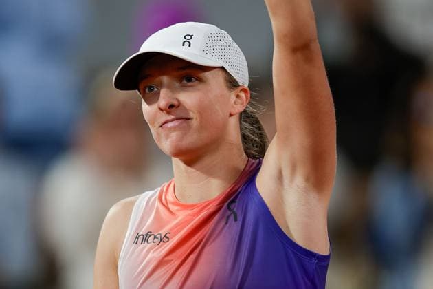 27 05 2024 Tennis, French Open 2024 Roland Garros, FRA, Women™s Singles Court Philippe Chatrier FIRST ROUND Iga Swiatek Poland Leolia Jeanjean France Bild v li Iga Swiatek Poland thanks the fans, thanks, thanks Copyright: HMBxMedia AntonioxBorga