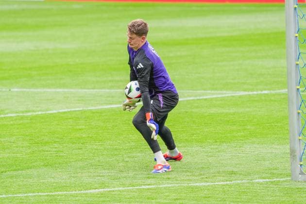 Alexander Nübel holds Jena 27 05 2024 Public training camp for the German national team in preparation for the European Championship, Ernst Abbe Sportfeld