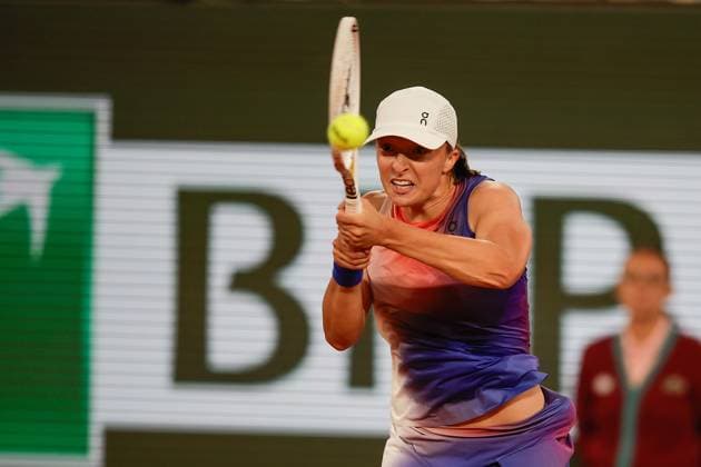 27 05 2024 Tennis, French Open 2024 Roland Garros, FRA, Women™s Singles Court Philippe Chatrier FIRST ROUND Iga Swiatek Poland Leolia Jeanjean France Bild v li Iga Swiatek Poland plays a backhand Copyright: HMBxMedia AntonioxBorga