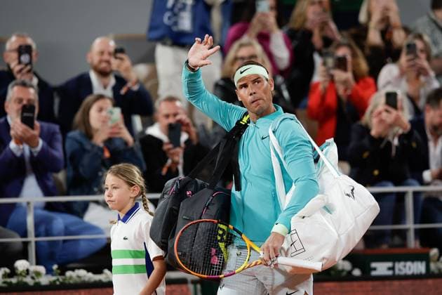 27 05 2024 Tennis, French Open 2024 Roland Garros, FRA, Men™s Singles Court Philippe Chatrier FIRST ROUND Alexander Zverev Germany Rafael Nadal Spain Picture from left Rafael Nadal Spain greets the spectators Copyright: HMBxMedia AntonioxBorga