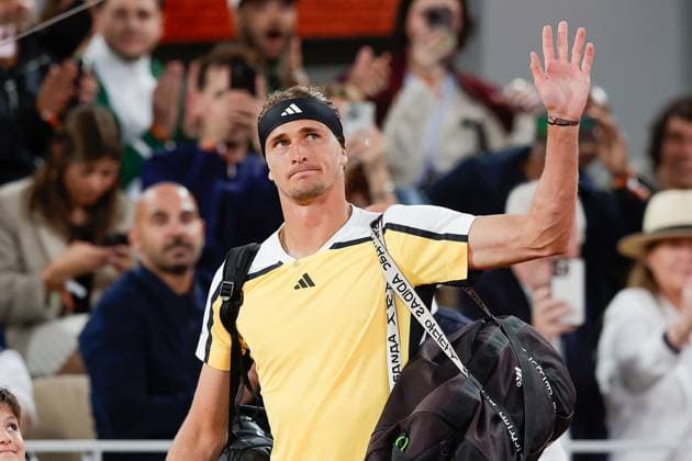 27 05 2024 Tennis, French Open 2024 Roland Garros, FRA, Men™s Singles Court Philippe Chatrier FIRST ROUND Alexander Zverev Germany Rafael Nadal Spain Picture from left Alexander Zverev Germany greets the spectators Copyright: HMBxMedia AntonioxBorga