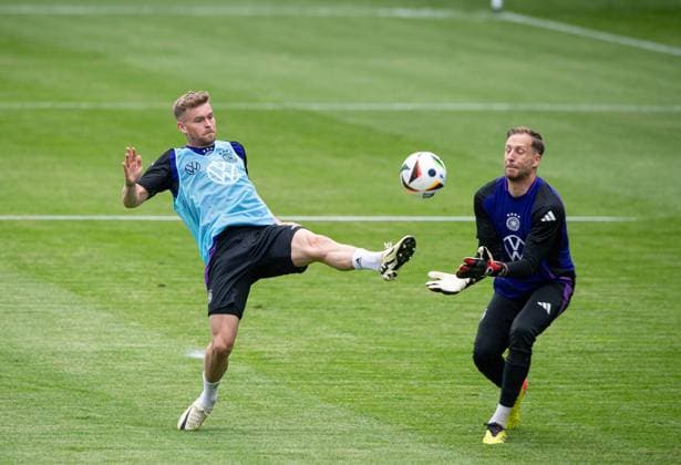Football, men, season 2023 2024, German national team, European Championship preparation, public training in Jena, in the picture from l Maximilian Mittelstädt Germany , goalkeeper Oliver Baumann Germany , 27 05 2024, Copyright: xSebastianxRäppold MatthiasxKochx