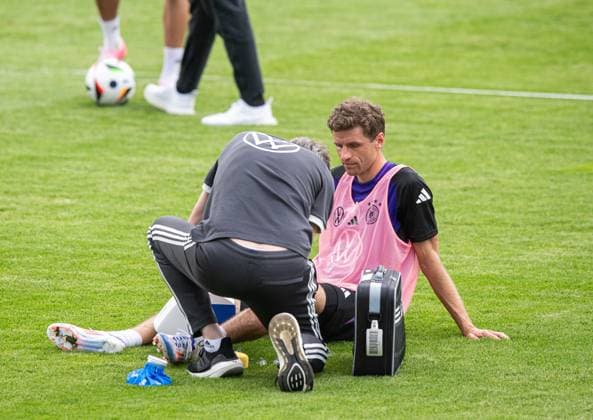 Soccer, men, season 2023 2024, German national team, European Championship preparation, public training in Jena, in the picture Thomas Müller Germany is treated after the training, 27 05 2024, Copyright: xSebastianxRäppold MatthiasxKochx