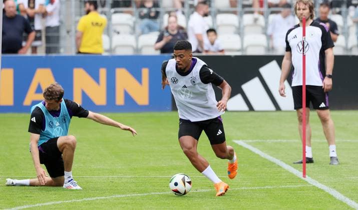 DFB Selection Training National Team Jena, 27 05 2024, Ernst Abbe Sportfeld, Football, DFB Selection , Preparation for UEFA EURO 2024 Training of the German national team during the training camp in Blankenhain Thuringia , In the picture from left Thomas Müller Mueller Bayern Munich and Benjamin Henrichs RB Leipzig , Picture Point
