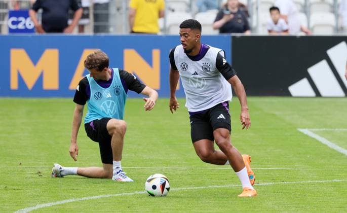 DFB Selection Training National Team Jena, 27 05 2024, Ernst Abbe Sportfeld, Football, DFB Selection , Preparation for UEFA EURO 2024 Training of the German national team during the training camp in Blankenhain Thuringia , In the picture from left Thomas Müller Mueller Bayern Munich and Benjamin Henrichs RB Leipzig , Picture Point