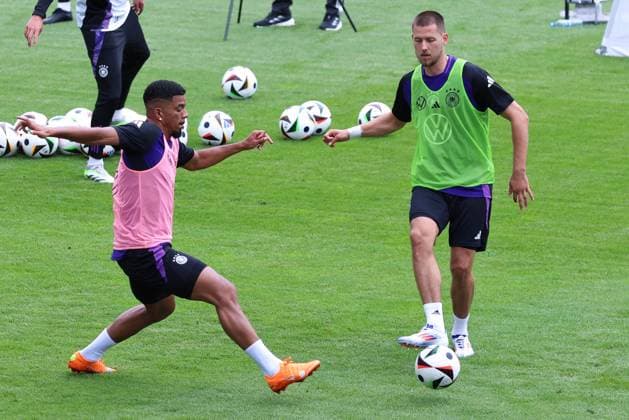 European Championship soccer training camp public training session on 27 05 2024 at Ernst Abbe Sportfeld in Jena Benjamin Henrichs Germany , left Robert Andrich Germany , right xMSx