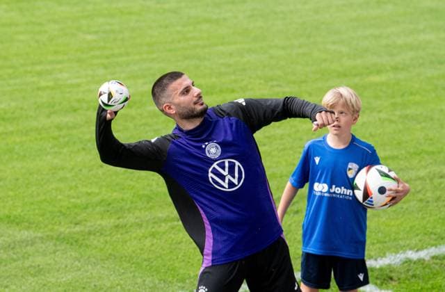 Football, men, season 2023 2024, German national team, European Championship preparation, public training in Jena, in the picture Deniz Undav Germany signed small balls after the training and threw them to the fans, 27 05 2024, Copyright: xSebastianxRäppold MatthiasxKochx