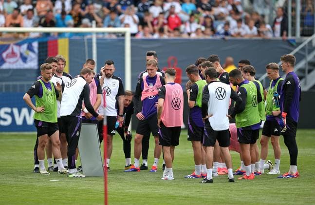27 05 2024, Football, European Championship 2024, Preparatory training camp of the German national team in Blankeinhain Thuringia Public training in the ad hoc Arena in the Ernst Abbe Sportfeld Jena National coach Julian Nagelsmann Germany gives tactical instructions DFL and DFB regulations prohibit any use of photographs as image sequences and or quasi video