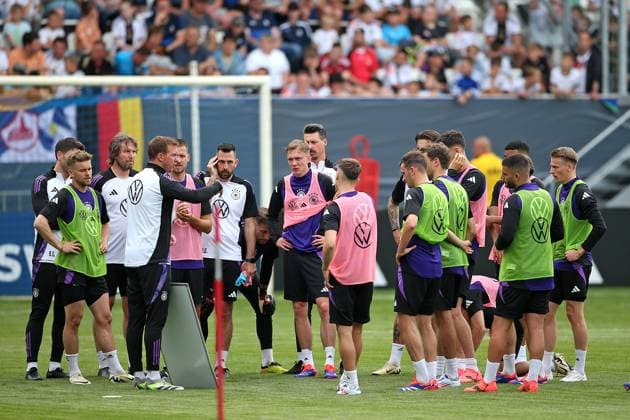 27 05 2024, Football, European Championship 2024, Preparatory training camp of the German national team in Blankeinhain Thuringia Public training in the ad hoc Arena in the Ernst Abbe Sportfeld Jena National coach Julian Nagelsmann Germany gives tactical instructions DFL and DFB regulations prohibit any use of photographs as image sequences and or quasi video