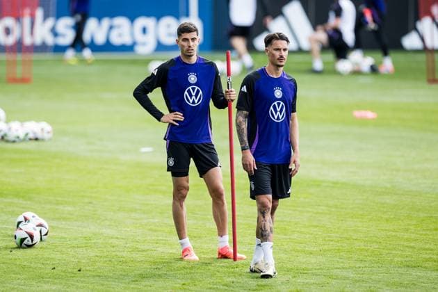 DFB Training Camp Public Training 27 05 2024 Kai Havertz Germany holds on to a pole DFB Training Camp Public Training Jena, Ernst Abbe Sportfeld on 27 05 2024 Copyright: xBEAUTIFULxSPORTS Wunderlx