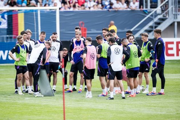 DFB Training Camp Public Training 27 05 2024 Team circle Julian Nagelsmann Coach Germany explains with tactic board DFB Training Camp Public Training Jena, Ernst Abbe Sportfeld on 27 05 2024 Copyright: xBEAUTIFULxSPORTS Wunderlx