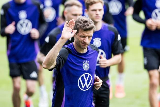 DFB Training Camp Public Training 27 05 2024 Thomas Müller Germany waves during warm-up DFB Training Camp Public Training Jena, Ernst Abbe Sportfeld on 27 05 2024 Copyright: xBEAUTIFULxSPORTS Wunderlx