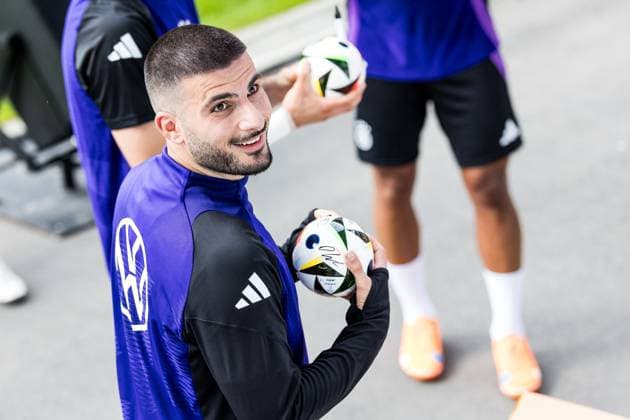 DFB Training Camp Public Training 27 05 2024 Deniz Undav Germany smilingly signs autographs on mini balls Football love DFB Training Camp Public Training Jena, Ernst Abbe Sportfeld on 27 05 2024 Copyright: xBEAUTIFULxSPORTS Wunderlx