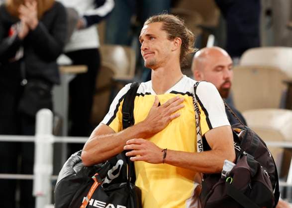 Alexander Zverev GER waves and thanks spectators, fans after winning Tennis French Open 2024 Roland Garros Paris France 27 May 2024 Copyright: xJuergenxHasenkopfx