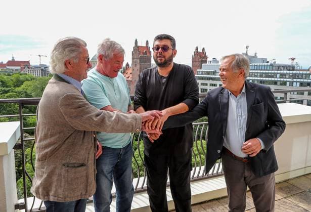 München, Deutschland 27. Mai 2024: Hasan Ismaik, Mehrheitsgesellschafter beim TSV 1860 München traf sich mit den Meisterlöwen von 1966 zu einem Gespräch, hier im Bild Hans Reich, Hasan Ismaik, Bernd Patzke, Fredi Heiß (v.l.n.r.) *** Munich, Germany 27 May 2024 Hasan Ismaik, majority shareholder of TSV 1860 Munich, met with the 1966 champion lions for a discussion, pictured here Hans Reich, Hasan Ismaik, Bernd Patzke, Fredi Heiß from left to right