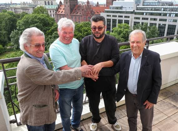 Munich, Germany 27 May 2024 Hasan Ismaik, majority shareholder of TSV 1860 Munich, met with the 1966 champion lions for a discussion, here in the picture Hans Reich, Hasan Ismaik, Bernd Patzke, Fredi Heiß f l n r , zusammenhalt