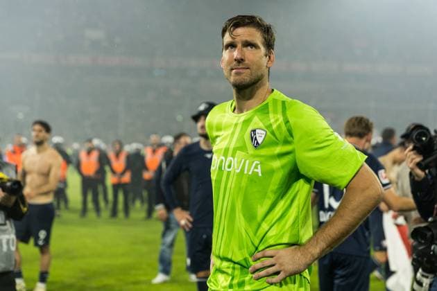 Bundesliga relegation season 2023 24 second leg Fortuna Düsseldorf VfL Bochum 27 05 2024 Andreas Luthe VfL Bochum, 16 happy smiling in front of the curve Bundesliga relegation season 2023 24 second leg, Fortuna Düsseldorf VfL Bochum, on 27 05 2024, Merkur Spiel Arena, Düsseldorf DFL regulations prohibit any use of photographs as image sequences and or quasi video Copyright: xBEAUTIFULxSPORTS Meuselx
