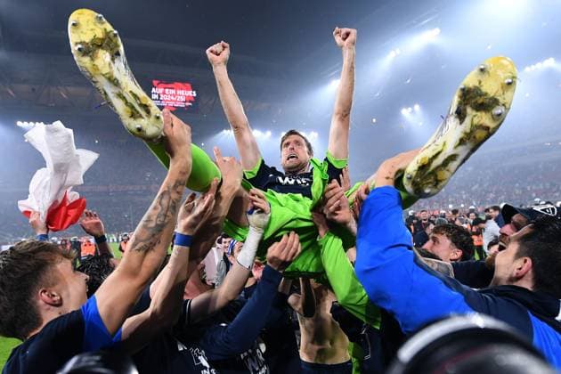 Sport Themen der Woche KW22 Bilder des Jahres 2024, Sport 05 Mai Sport Bilder des Tages Fußball 1. Bundesliga Relegation Rückspiel Fortuna Düsseldorf - VfL Bochum am 27.05.2024 in der Merkur Spiel-Arena in Düsseldorf Bochumer Spieler werfen Andreas Luthe ( Bochum ) in die Luft DFL regulations prohibit any use of photographs as image sequences and or quasi-video. *** Soccer 1 Bundesliga relegation second leg Fortuna Düsseldorf VfL Bochum on 27 05 2024 at Merkur Spiel Arena in Düsseldorf Bochum players throw Andreas Luthe Bochum in the air DFL regulations prohibit any use of photographs as image sequences and or quasi video xRx