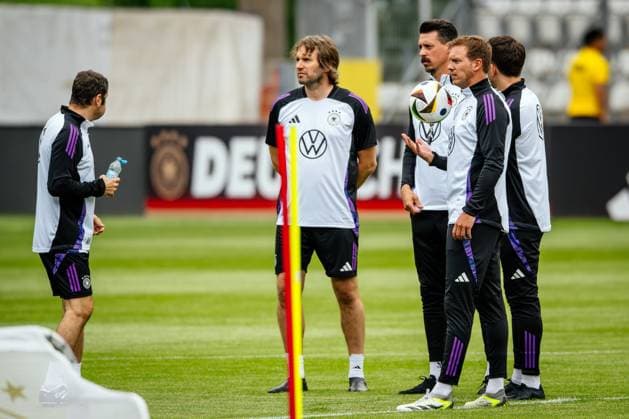 Jena , 270524 , 15,000 fans celebrate the DFB team at the public training session in Jena In the picture