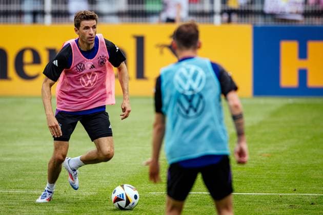 Jena , 270524 , 15,000 fans celebrate the DFB team at the public training session in Jena In the picture Thomas Müller