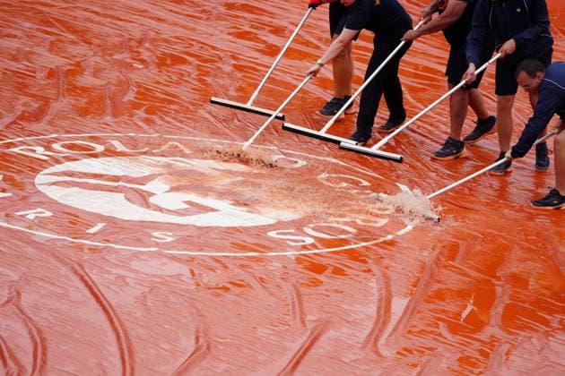 Groundstaff clear rain covers French Open Tennis, Day 2, Tennis, Roland Garros, Paris, France - 27 May 2024  Copyright: xJavierxGarcia Shutterstockx 14506169hj