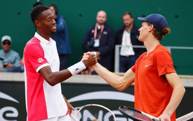 Christopher Eubanks shakes hands with Jannik Sinner French Open Tennis, Day 2, Tennis, Roland Garros, Paris, France - 27 May 2024  Copyright: xJavierxGarcia Shutterstockx 14506169hz