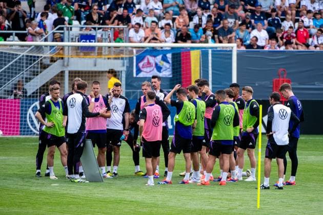 Julian Nagelsmann Germany, national coach speaks with tactics board to the team in the circle around Maximilian Mittelstaedt Germany , Waldemar Anton Germany , Maximilian Beier Germany , Sandro Wagner Germany, Co Coach , GER, Training DFB Fussball Herren Nationalmannschaft Deutschland, Oeffentliches Auftakttraining Jena, UEFA European Football Championship 2024, 27 05 2024 DFB regulations prohibit any use of photographs as image sequences and or quasi video GER, Training DFB Fussball Herren Nationalmannschaft Deutschland, Oeffentliches Auftakttraining Jena, UEFA European Football Championship 2024, 27 05 2024 Jena Copyright: xEibner-Pressefoto Memmlerx EP_MMR