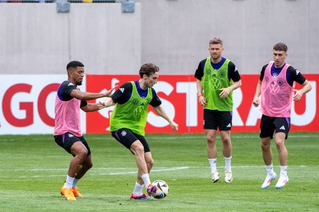 Rocco Reitz Germany in a duel with Benjamin Henrichs Germany , behind Maximilian Mittelstaedt Germany , Brajan Gruda Germany , GER, Training DFB Fussball Herren Nationalmannschaft Deutschland, Oeffentliches Auftakttraining Jena, UEFA Fussball Europameisterschaft 2024, 27 05 2024 DFB regulations prohibit any use of photographs as image sequences and or quasi video GER, Training DFB Fussball Herren Nationalmannschaft Deutschland, Oeffentliches Auftakttraining Jena, UEFA Fussball Europameisterschaft 2024, 27 05 2024 Jena Copyright: xEibner-Pressefoto Memmlerx EP_MMR