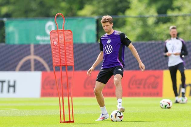 Thomas Mueller controls the ball, training camp of the German national team, Blankenhain, Germany