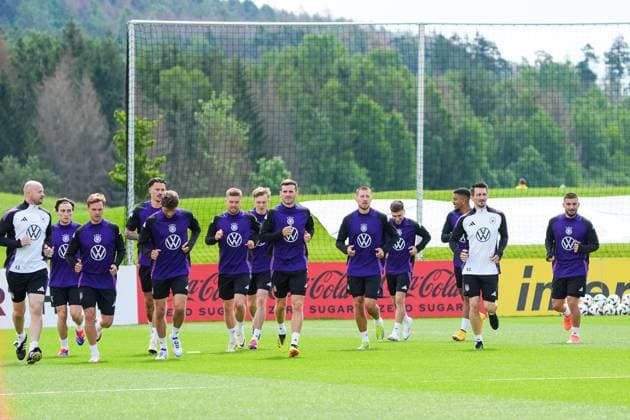 Team warming up, with Rocco Reitz Germany Germany , Maximilian Mittelstädt Germany Germany , Joshua Kimmich Germany Germany , Thomas Müller Germany Germany , Robin Koch Germany Germany , Maximilian Beier Germany Germany , Pascal Groß Germany Germany , Waldemar Anton Germany Germany , Brajan Gruda Germany Germany , Benjamin Henrichs Germany Germany Deniz Undav Germany Germany Blankenhain 28 05 2024 Training camp of the German national team for the European Championship preparation, Golf Resort Weimarer Land