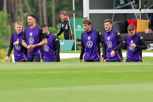 Chris Fuehrig, Robin Koch, Deniz Undav, Thomas Mueller, Pascal Gross and Brajan Gruda enter the pitch, training camp of the German national team, Blankenhain, Germany