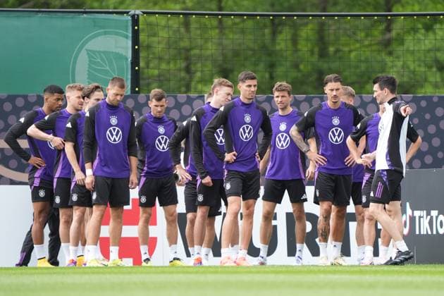 Team receives instructions from Niklas Dietrich during training Blankenhain 28 05 2024 Training camp for the German national team in preparation for the European Championship, Golf Resort Weimarer Land