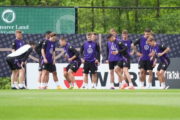 Team receives instructions from Niklas Dietrich during training Blankenhain 28 05 2024 Training camp for the German national team in preparation for the European Championship, Golf Resort Weimarer Land