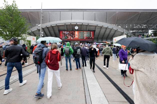 TENNIS - French Open 2024 PARIS,FRANCE,28.MAY.24 - TENNIS - WTA, Tennis Damen Tour, French Open, Roland Garros, Grand Slam. Image shows a feature with fans.  GEPAxpictures xPatrickxSteiner