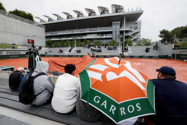 TENNIS - French Open 2024 PARIS,FRANCE,28.MAY.24 - TENNIS - WTA, Tennis Damen Tour, French Open, Roland Garros, Grand Slam. Image shows a feature with fans.  GEPAxpictures xPatrickxSteiner